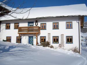 Former farmhouse with sunbathing lawn