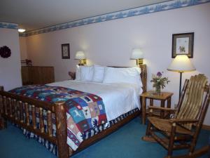 King Room room in Yellowstone Basin Inn