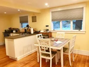 Newly Renovated 3BR Hudson Valley House - باوكيبسي