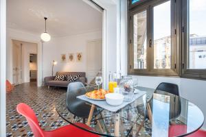 b32-Sunny and Modernist apartment for groups in center