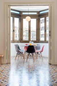 b32-Sunny and Modernist apartment for groups in center