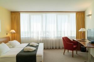 Suite room in Globana Airport Hotel