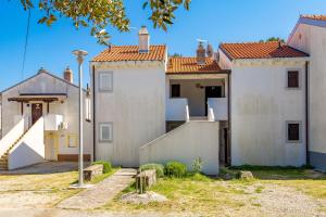 Apartments in pinewood near the sea