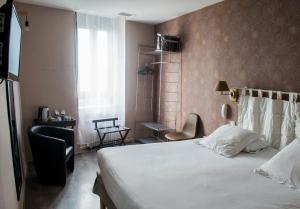 Hotels Logis Hotel La Bastide des Oliviers : Chambre Double ou Lits Jumeaux