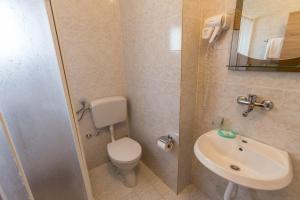 Mali Miločer Bay Accommodation