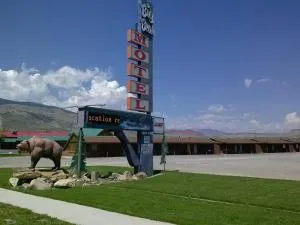 Big Bear Motel - Pahaska Tepee