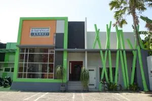 RedDoorz Syariah near Balai Kota Probolinggo 2 - Pasirputih
