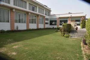 Opulent by Udman Chhattarpur - Dera Māndi