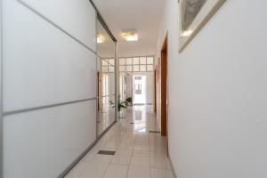 Centrally located apartment for 16