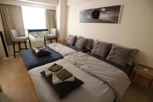 新大阪徒步30秒 Shinosaka Station 30s, Direct to Kansai Airport 關西空港直達, Shinkansen to Kyoto, Tokyo & Nagoya, Universal Studio 16 mins, Umeda 6 mins, Kyoto 25 mins, Early Check in