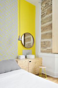Auberges de jeunesse SLO Hostel Lyon les Pentes : Chambre Double avec Salle de Bains Commune