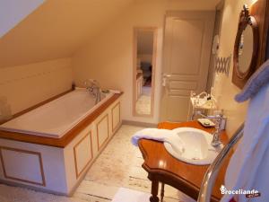 B&B / Chambres d'hotes Chateau Du Pin - Les Collectionneurs : photos des chambres