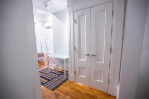 Comfy Beacon Hill Studio Great for Work Travel #7
