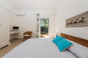 Zimmer mit Kingsize-Bett und Gartenblick.
