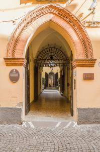 Lupari Apartment, Palazzo storico sotto le Due Torri