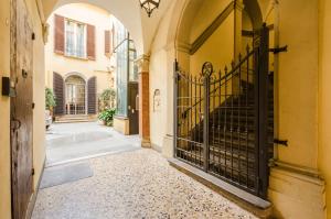 Lupari Apartment, Palazzo storico sotto le Due Torri