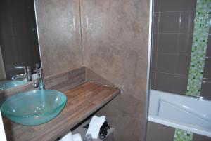 Hotels Logis Hotel Restaurant Les Aubuns : Chambre Double
