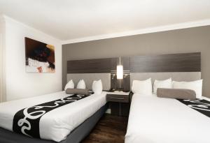 Quadruple Room with Two Queen Beds - Disability Access/Non Smoking room in Fontaine Inn