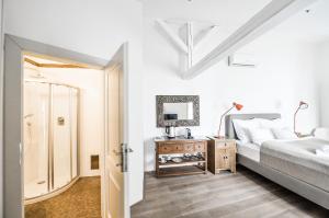 COZY QUIET STUDIO AT CHARLES BRIDGE