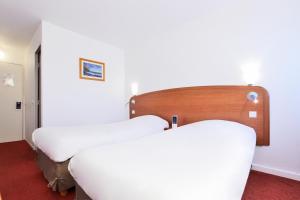 Twin Room room in Kyriad Toulon Est Hyeres La Garde