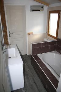 B&B / Chambres d'hotes Domaine du Serre d'Avene : photos des chambres