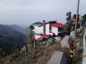 VEENUS COTTAGE-views heater bonfire barbeque wifi MUSSOORIE