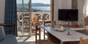 Superior Quadruple Room with Pool View room in Villa Mina