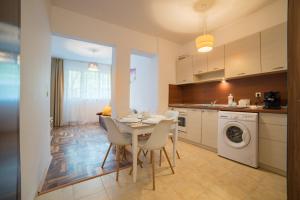 Comfort.Chic.Charming Apt with Terrace near NDK