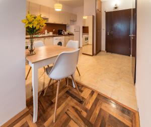 Comfort.Chic.Charming Apt with Terrace near NDK