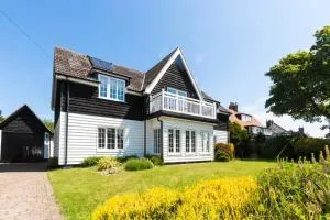 Lake Cottage - A large holiday home in Thorpeness - Close to the beach and The Meare - Aldeburgh Coastal Cottages - Торпнесс
