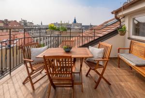 Apartment with Terrace room in City Nest