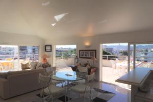 Spacious and bright flat Downtown and Beaches - Swimming Pool