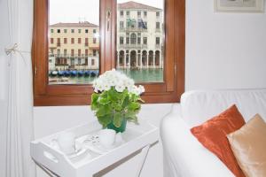 LOFT OVERLOOKING THE GRAND CANAL