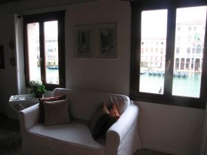 LOFT OVERLOOKING THE GRAND CANAL