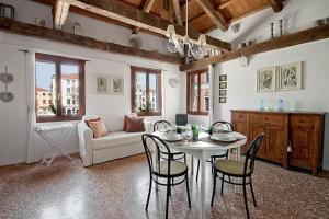 LOFT OVERLOOKING THE GRAND CANAL