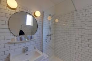 Hotels Hotel L'orque Bleue : photos des chambres