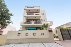Room in a B&B in Sector 15, Gurgaon, by GuestHouser 294, Ferienhäuser - Gurgaon