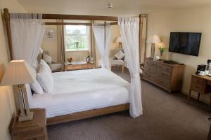 Executive Four Poster Suite room in Comis Hotel & Golf Resort