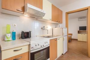 Apartment in pinewood near the sea 