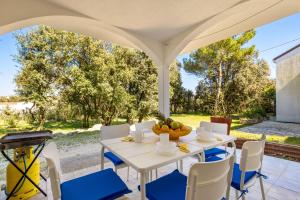Apartment in pinewood near the sea 
