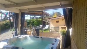 Maisons de vacances gite LAPAZ/jacuzzi prive/piscine : photos des chambres