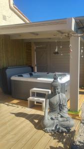 Maisons de vacances gite LAPAZ/jacuzzi prive/piscine : photos des chambres