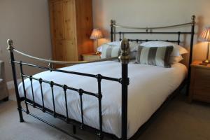 Deluxe King Room, Room 3 room in Camelot Guest House