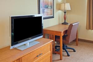 Queen Room with Two Queen Beds room in Country Inn & Suites by Radisson Portage IN