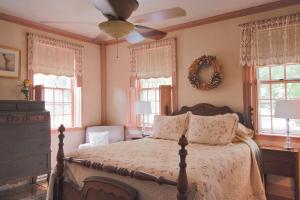 Queen Room room in William's Grant Inn Bed and Breakfast