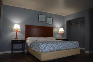 Basic Triple Room room in Glass Slipper Inn - Stanford Palo Alto