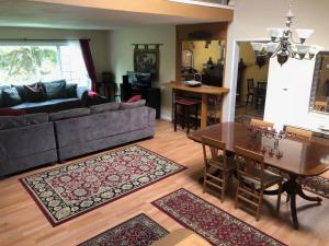 Costa mesa 4 bedroom home with jacuzzi