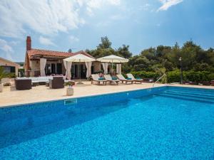 Holiday Home Villa Mutnik