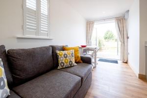 Oak - Three Tuns Apartments, Pettistree, Wickham Market - by Aldeburgh Coastal Cottages