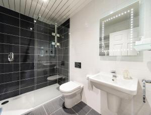 Superior King Suite room in The Claymore